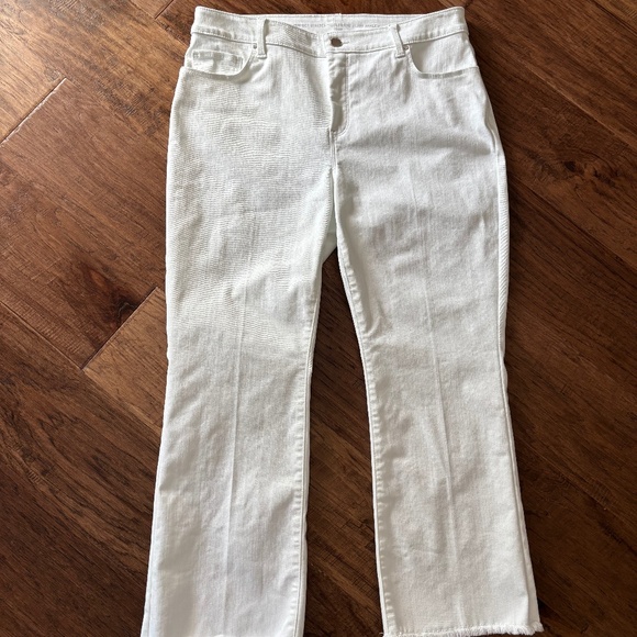 Chico's Size 2 White Perfect Stretch Girlfriend Flare Ankle Jeans Womens Size 12 - Picture 4 of 17